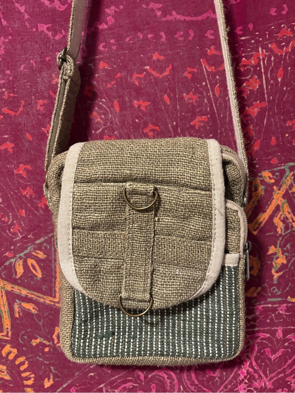 Compact Beige Woven Crossbody Bag with Contrast Trim